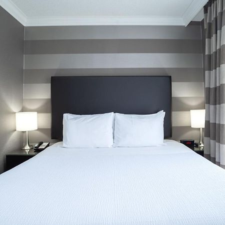 Sandman Signature Mississauga Hotel Bagian luar foto
